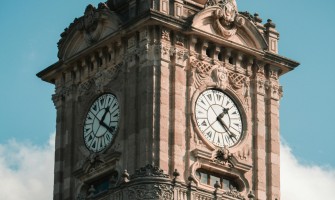 Duvar Saatinin Tarihi: Güneş Saatlerinden Modern Zamanlara